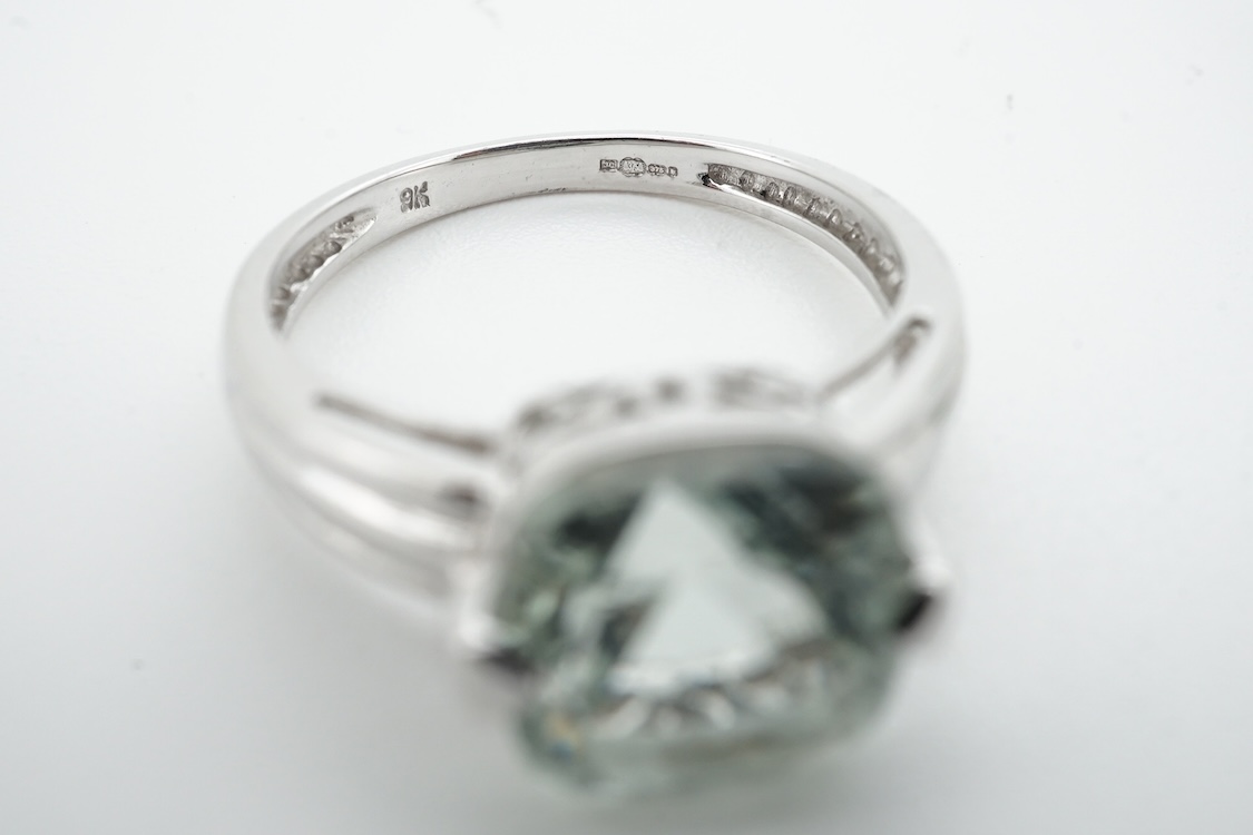 Two modern 9ct gold and gem set dress rings, including chrysoprase and simulated diamond, size J/K, gross weight 6 grams.